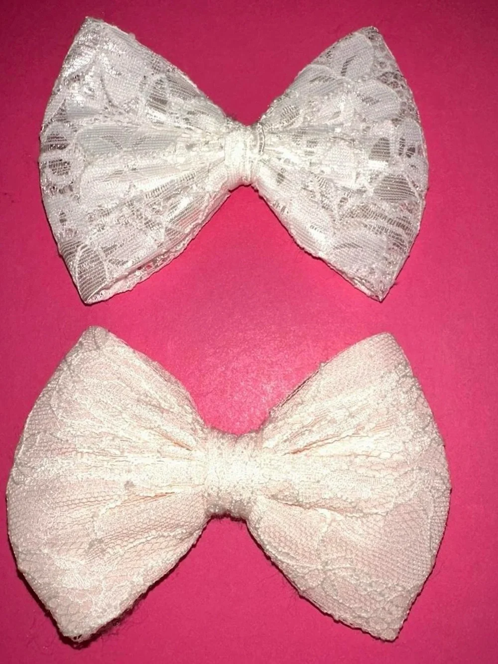2 hair bows/pins.
